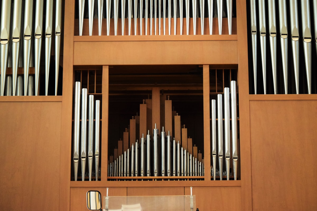 Órgano litúrgico en una iglesia: guía de compra de segunda mano
