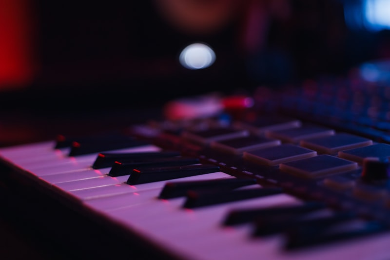 Teclado MIDI conectado a un sistema de órgano virtual: la interfaz entre el músico y el software