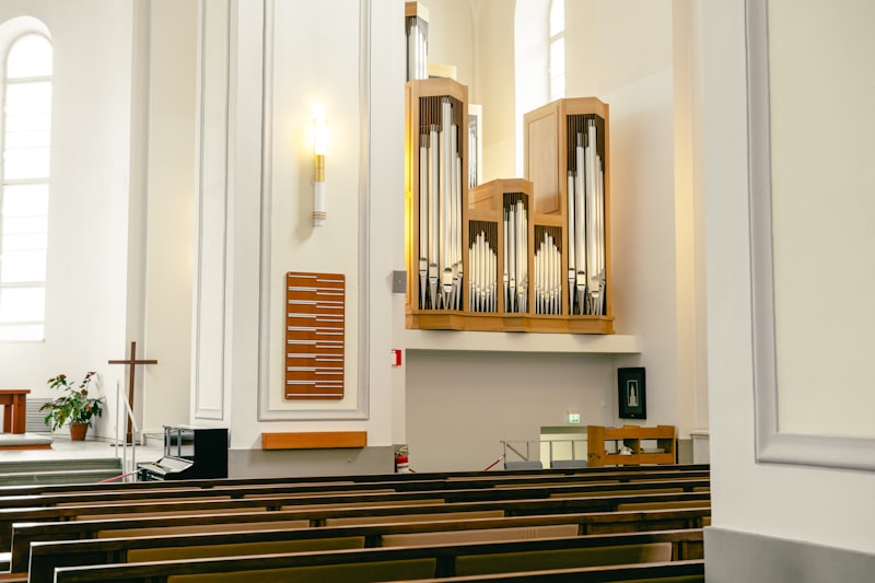 Órgano digital en la nave de una iglesia: la colocación del instrumento y los altavoces determina la calidad del sonido