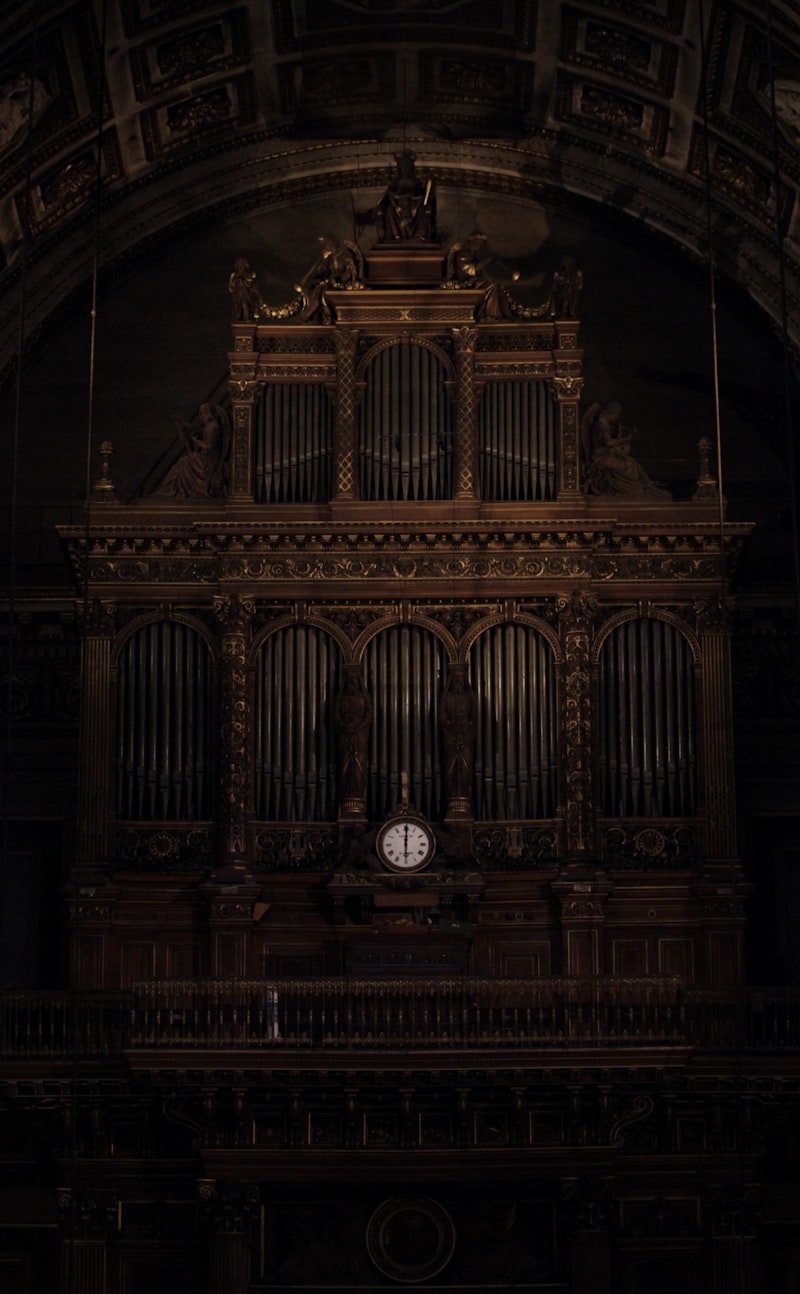 Gran órgano en un espacio reverberante: la acústica del templo condiciona toda la estrategia de sonorización
